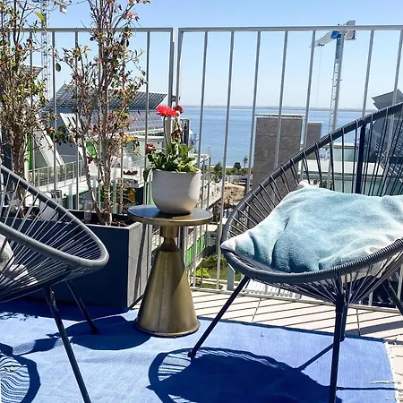 Penthouse With Stunning River Views شقة